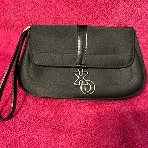 NWOT XOXO SMALL HANDBAG/WRISTLET. BLACK. SNAP CLOSURE. ZIPPER POCKET INSIDE